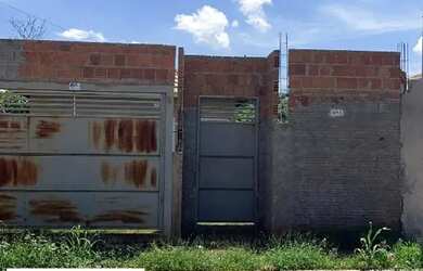 Imagem: A casa possui 2 Dormitórios, 1 Banheiro, 1 Vaga na garagem