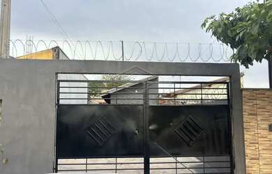 Imagem: A casa possui 1 Dormitório, 1 Banheiro, 5 Vagas na garagem