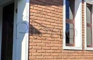 Imagem: A casa possui 4 Dormitórios, 2 Banheiros, 5 Vagas na garagem