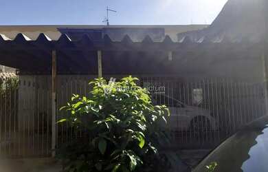 Imagem: A casa possui 4 Dormitórios, 3 Banheiros, 2 Vagas na garagem