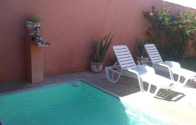 Imagem: A casa possui 4 Dormitórios, Acomodam 10 pessoas, 3 Vagas na