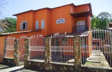 Imagem: A casa possui 4 Dormitórios, 2 Vagas na garagem e está localizado