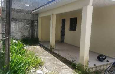 Imagem: A casa possui 3 Dormitórios, 1 Banheiro e 5 Vagas na garagem