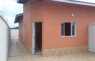 Imagem: A casa possui 2 Dormitórios, 1 Banheiro, 2 Vagas na garagem