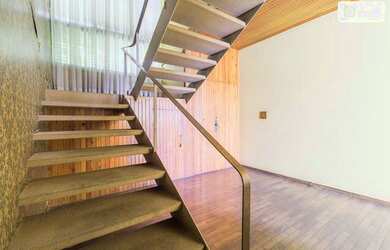 Imagem: A casa possui 5 Dormitórios, 4 Banheiros, 4 Vagas na garagem