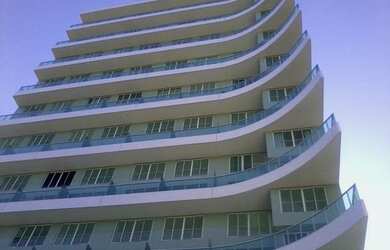 Imagem: O apartamento possui 1 Dormitório, 1 Banheiro, 1 Vaga na garagem