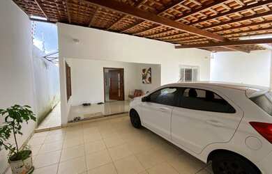 Imagem: A casa possui 3 Dormitórios, 2 Banheiros, 2 Vagas na garagem