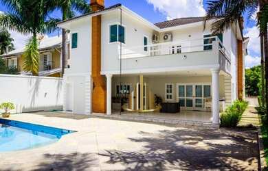 Imagem: A casa em condomínio possui 5 Dormitórios, 5 Banheiros, 5