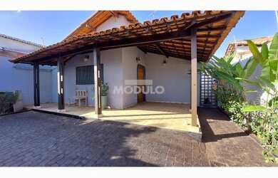 Imagem: A casa possui 3 Dormitórios, 2 Banheiros, 2 Vagas na garagem