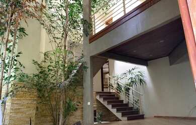 Imagem: A casa possui 3 Dormitórios, 5 Banheiros, 4 Vagas na garagem