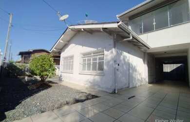 Imagem: A casa possui 4 Dormitórios, 2 Banheiros, 3 Vagas na garagem