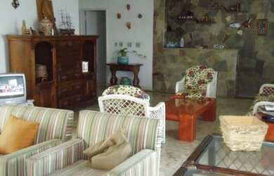 Imagem: A casa possui 4 Dormitórios, 1 Banheiro, 5 Vagas na garagem