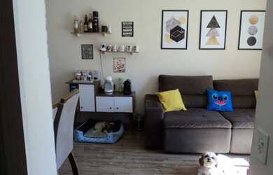 Imagem: O apartamento possui 2 Dormitórios, 1 Banheiro, 1 Vaga na garagem