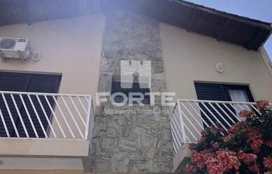 Imagem: A casa possui 3 Dormitórios, 3 Banheiros, 4 Vagas na garagem