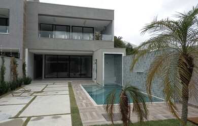 Imagem: A casa em condomínio possui 4 Dormitórios, 4 Banheiros, 360m²