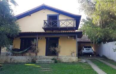 Imagem: A casa possui 3 Dormitórios, 1 Banheiro, 2 Vagas na garagem