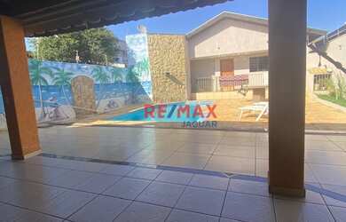 Imagem: A casa possui 4 Dormitórios, 4 Banheiros, 2 Vagas na garagem