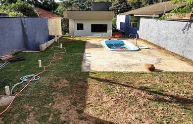 Imagem: A casa possui 3 Dormitórios, 2 Banheiros, 2 Vagas na garagem