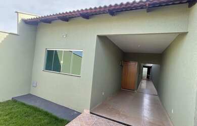 Imagem: A casa possui 3 Dormitórios, 2 Banheiros, 2 Vagas na garagem