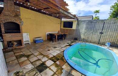 Imagem: A casa possui 3 Dormitórios, 2 Banheiros, 2 Vagas na garagem