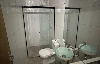 Imagem: A casa possui 3 Dormitórios, 1 Banheiro, 2 Vagas na garagem