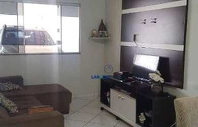 Imagem: A casa possui 2 Dormitórios, 2 Banheiros, 2 Vagas na garagem