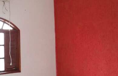 Imagem: A casa possui 2 Dormitórios, 1 Banheiro, 2 Vagas na garagem