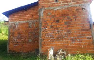 Imagem: A casa possui 2 Dormitórios, 1 Banheiro e está localizado