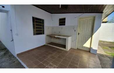 Imagem: A casa possui 3 Dormitórios, 2 Banheiros, 1 Vaga na garagem