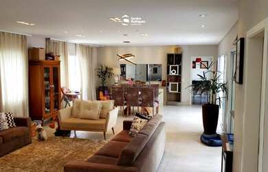 Imagem: A casa em condomínio possui 4 Dormitórios, 5 Banheiros, 2