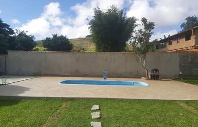 Imagem: A casa possui 4 Dormitórios, 2 Banheiros, 5 Vagas na garagem