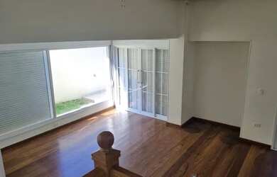 Imagem: A casa possui 4 Dormitórios, 5 Banheiros, 4 Vagas na garagem