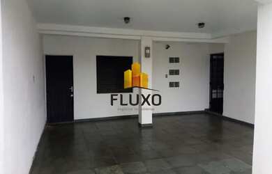 Imagem: A casa possui 4 Dormitórios, 1 Banheiro, 2 Vagas na garagem