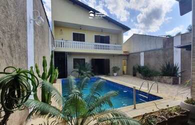 Imagem: A casa possui 3 Dormitórios, 4 Banheiros, 2 Vagas na garagem