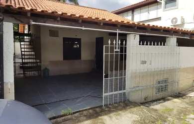 Imagem: A casa em condomínio possui 2 Dormitórios, 1 Banheiro, 2 Vagas