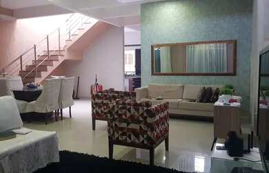 Imagem: A casa possui 4 Dormitórios, 3 Banheiros, 2 Vagas na garagem