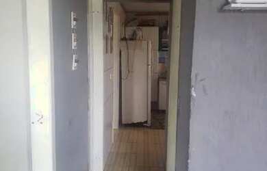 Imagem: A casa possui 5 Dormitórios, 1 Banheiro, 2 Vagas na garagem