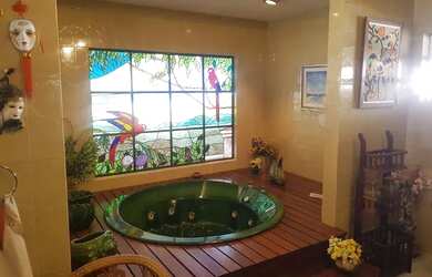 Imagem: A casa possui 5 Dormitórios, 3 Banheiros, 3 Vagas na garagem