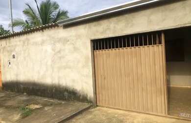 Imagem: A casa possui 3 Dormitórios, 1 Banheiro, 2 Vagas na garagem