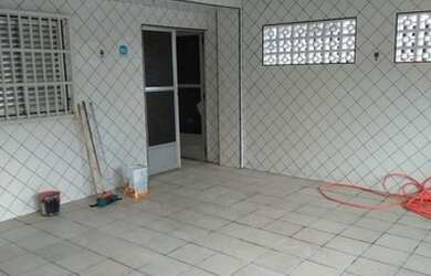 Imagem: A casa possui 2 Dormitórios, 1 Banheiro, 2 Vagas na garagem