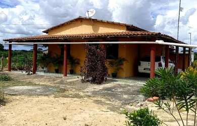 Imagem: A casa possui 3 Dormitórios, 1 Banheiro, 2 Vagas na garagem