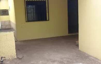 Imagem: A casa possui 2 Dormitórios, 1 Banheiro e 1 Vaga na garagem