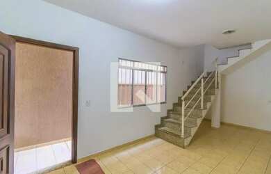 Imagem: A casa possui 3 Dormitórios, 4 Banheiros, 2 Vagas na garagem