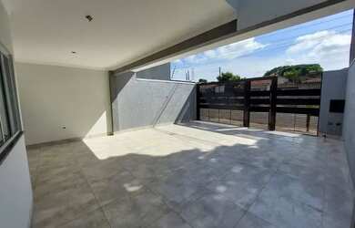 Imagem: A casa possui 3 Dormitórios, 2 Banheiros, 4 Vagas na garagem