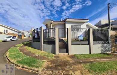 Imagem: A casa possui 3 Dormitórios, 1 Banheiro, 1 Vaga na garagem