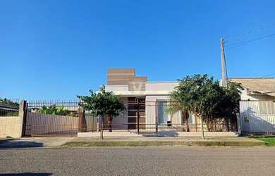 Imagem: A casa possui 2 Dormitórios, 1 Banheiro, 3 Vagas na garagem