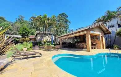 Imagem: A casa em condomínio possui 5 Dormitórios, 5 Banheiros, 5