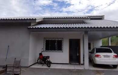 Imagem: A casa possui 3 Dormitórios, 2 Banheiros, 1 Vaga na garagem