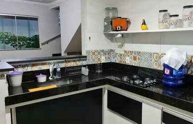 Imagem: A casa possui 2 Dormitórios, 2 Banheiros, 2 Vagas na garagem