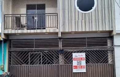 Imagem: A casa possui 3 Dormitórios, 4 Banheiros, 2 Vagas na garagem